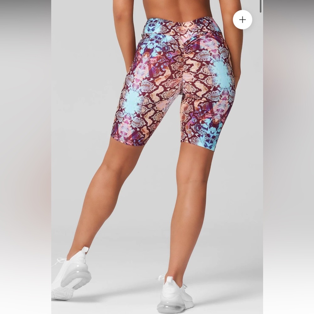LiCiFit Workout Set Scrunch Boooty (Shorts Med/Large, Top Med/Large)